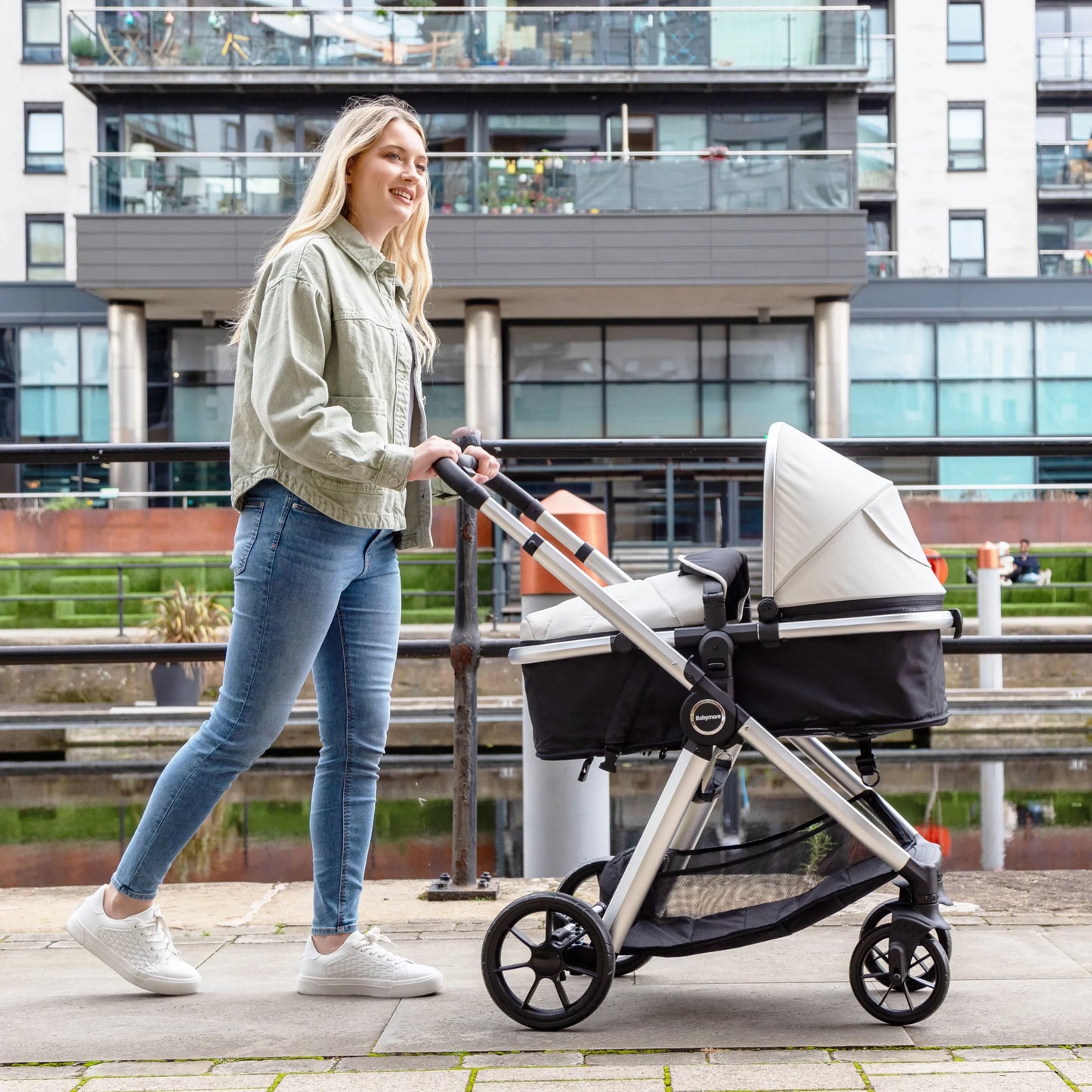 Babymore Mimi Travel System Pecan i-Size Car Seat with Isofix Base – Silver